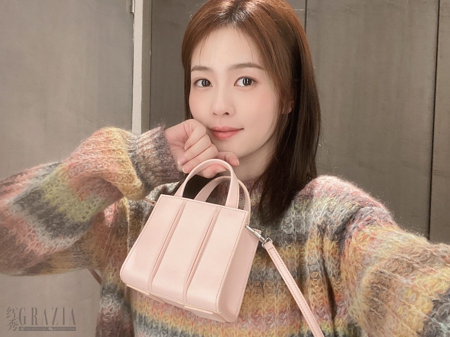 Bai Lu in MM SS20 whitney bag small pink.JPG