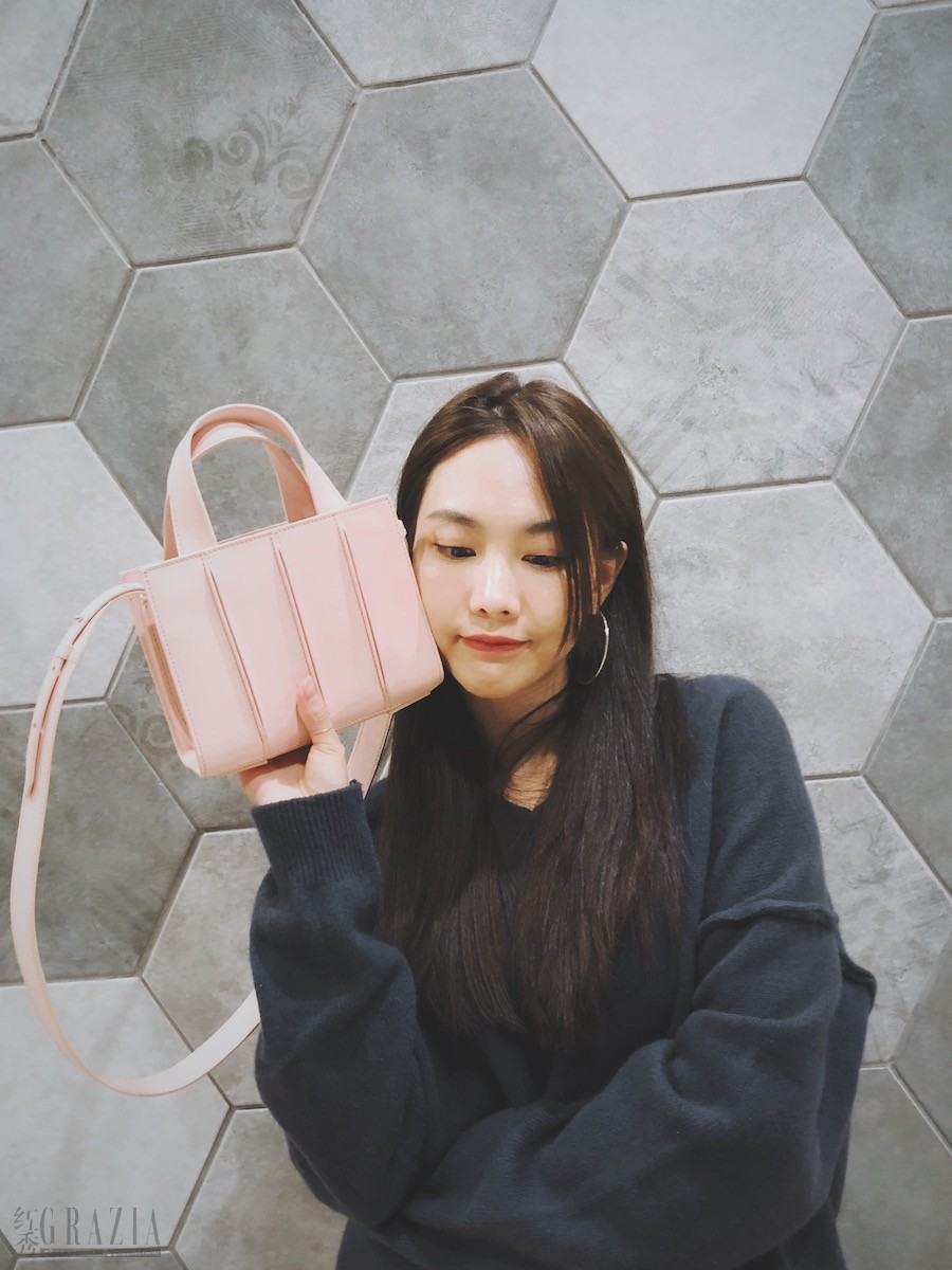 Fei in MM SS20 whitney bag 2.JPG