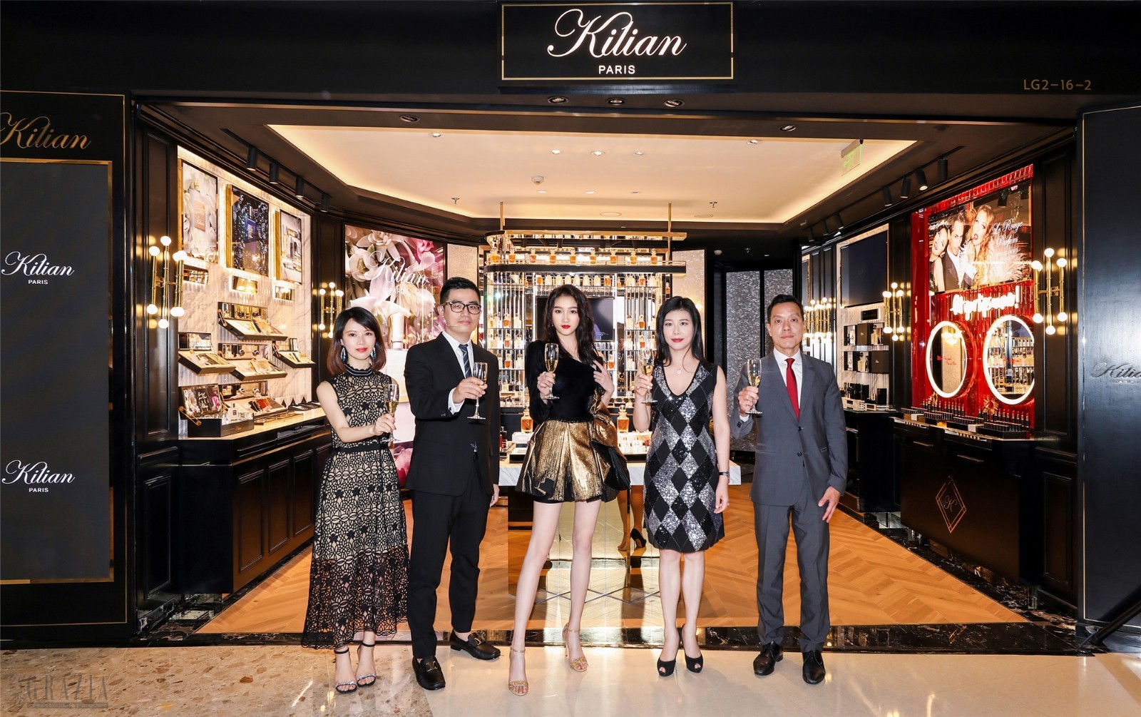 ivmnn20200622141121.JPG (左起:凯利安品牌副总监王佩琳女士、凯利安与馥马尔香水出版社中国区品牌总经理叶汉飞先生、凯利安中国区品牌挚友关晓彤、雅诗兰黛集团总裁樊嘉煜女士、上海ifc国金中心商场总经理黄智晟先生祝酒合影).JPG