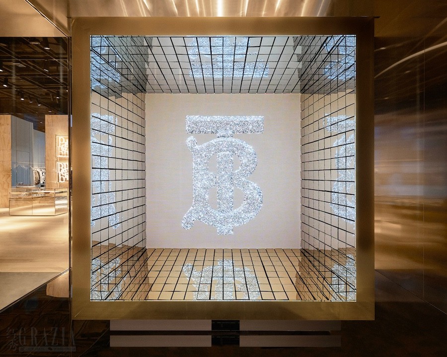 cpxll20200731124418.jpg Burberry Shenzhen store â Interactive store window © Courtesy of Burberry.jpg