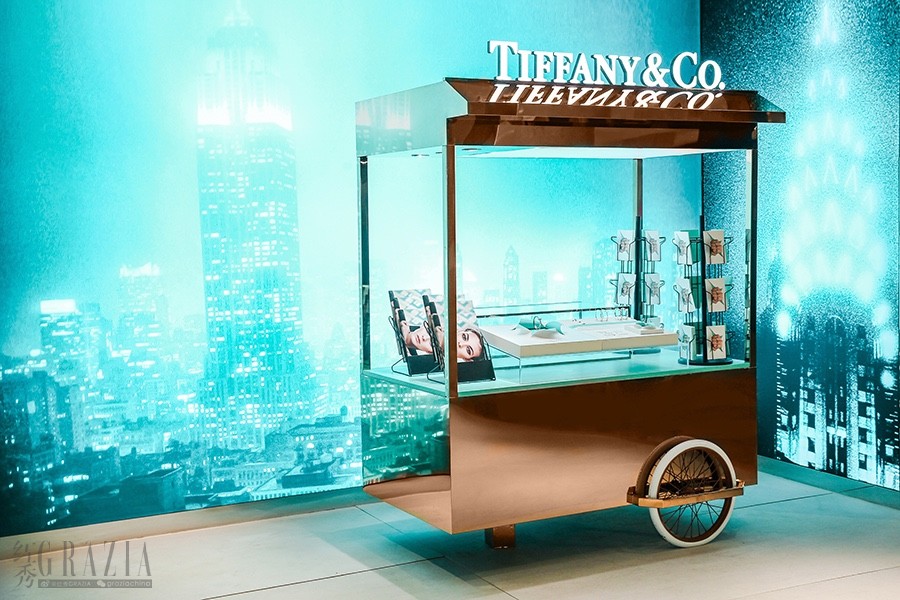 etzwr20200817140745.jpg 在纽约街头风格的书报亭推车上,Tiffany T1系列作品悉数呈现.jpg