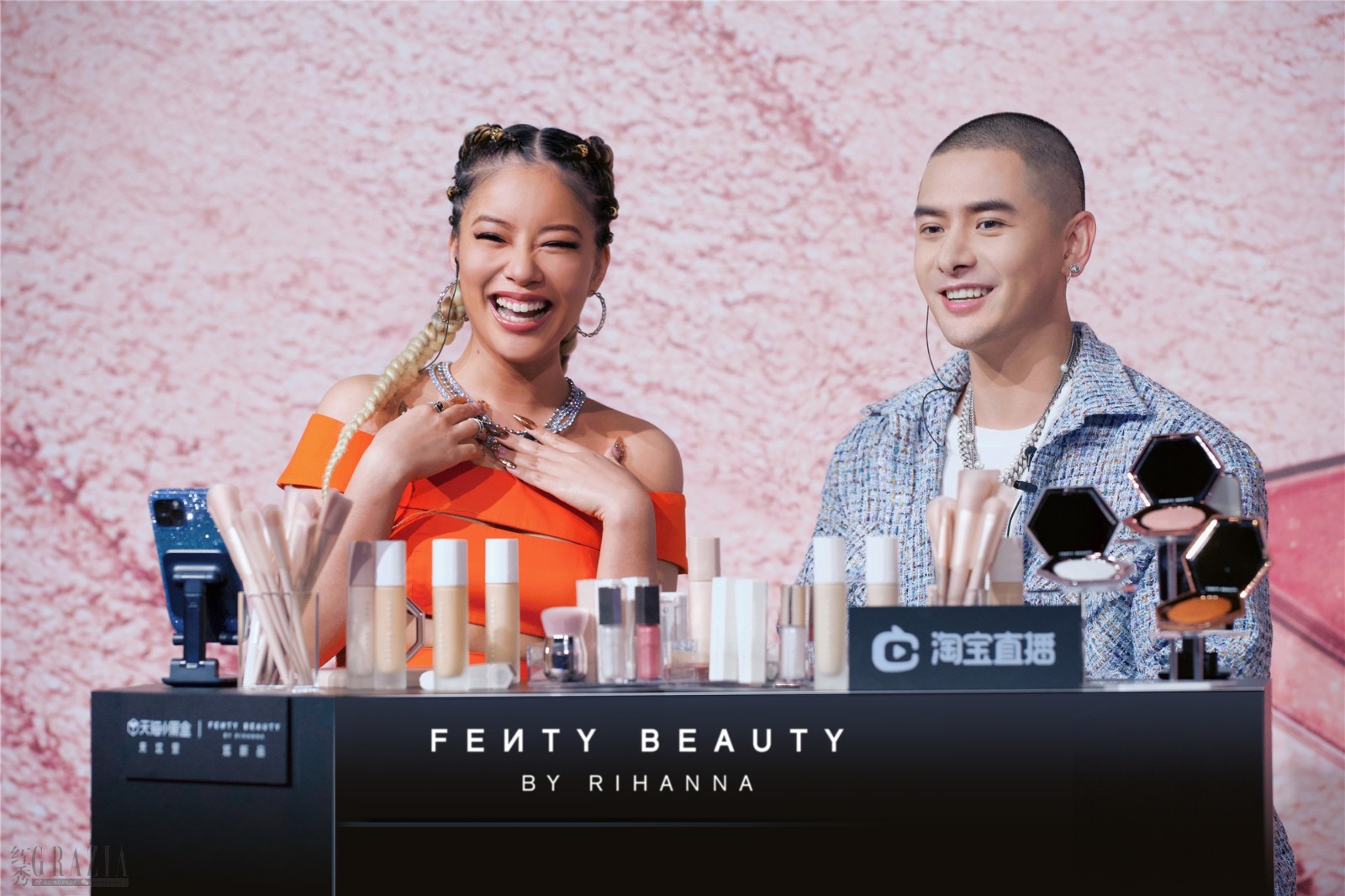 Fenty Face代言人王菊和知名博主Gogoboi共同呈现Fenty Beauty“蕾哈娜心机玩妆直播间”.jpg