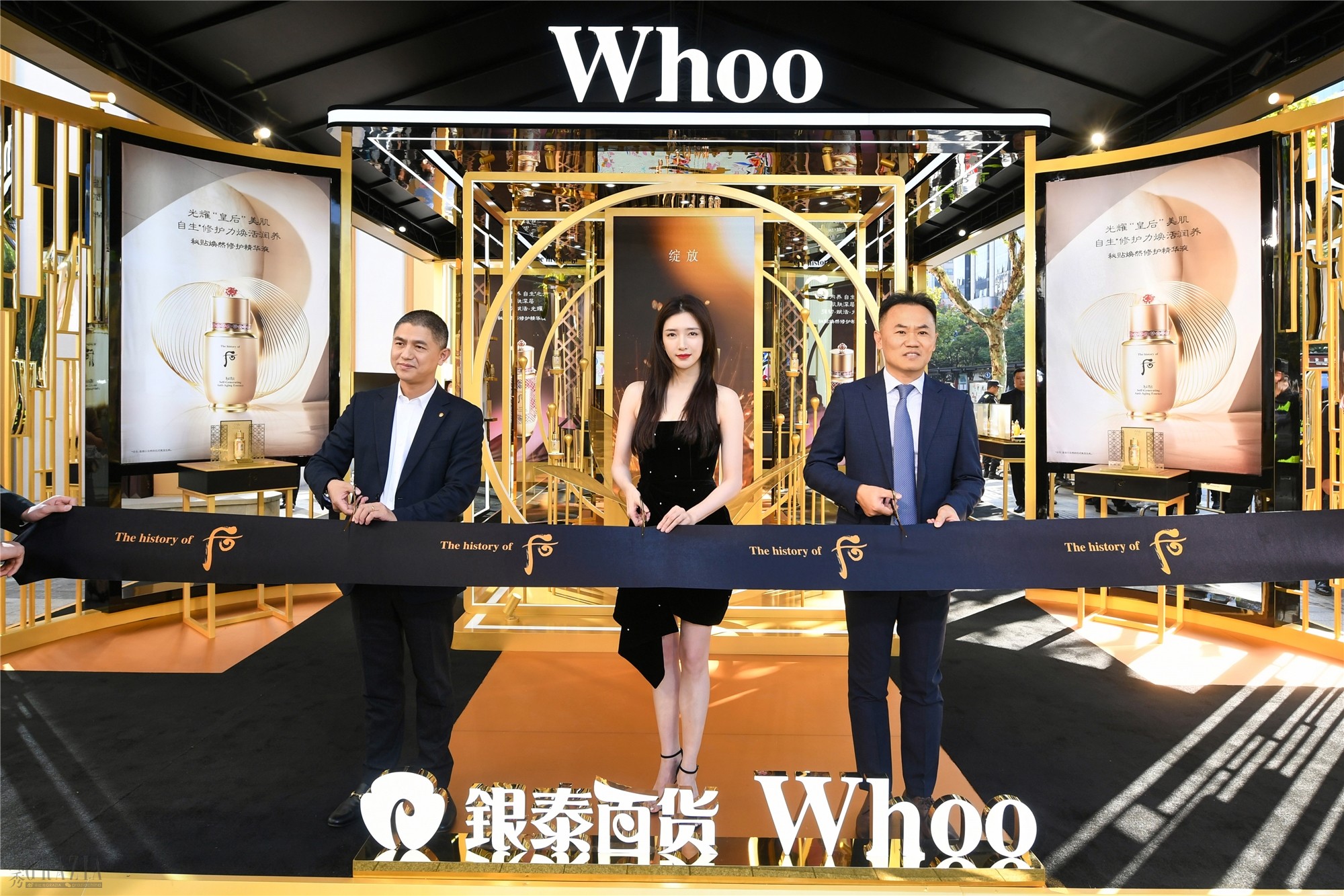 edlxe20201102173546.jpg 01 Whoo后中国区品牌大使江疏影与乐金生活健康CM事业部总经理翟守信、 银泰商业集团副总裁邓朝军合影.jpg