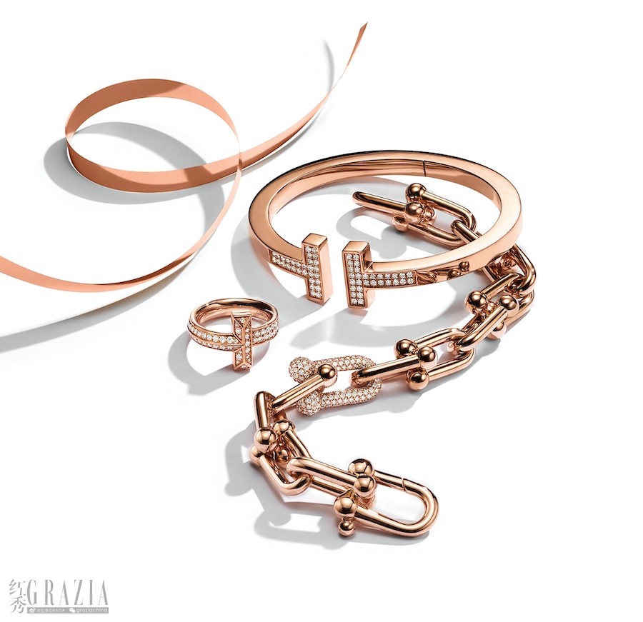 cjqnw20201109162501.jpg 从上至下:Tiffany & Co. 蒂芙尼T系列18K玫瑰金镶钻手镯; T1系列18K玫瑰金镶钻宽式戒指; HardWear系列 18K玫瑰金镶钻链环手链.jpg
