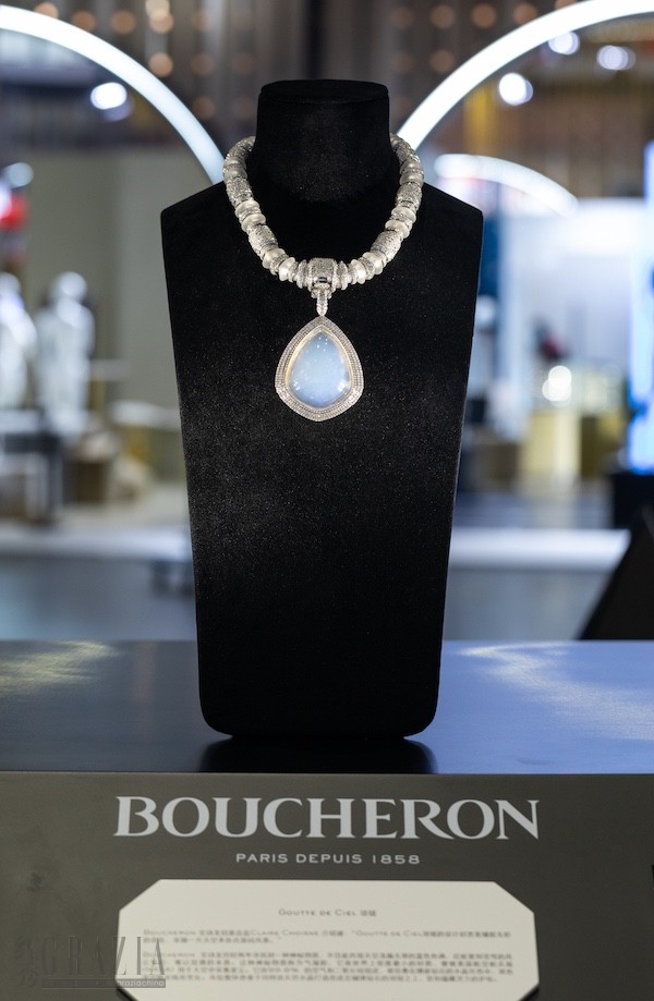 Boucheron 宝诗龙展出 Contemplation高级珠宝系列 Goutte de Ciel项链_图1 .jpg