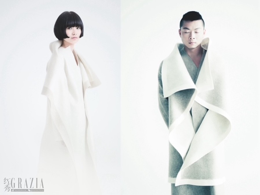 jnggy20201210120804.jpg 「上下」“雕塑”系列羊绒毡披肩,该系列由英国V&A博物馆于2019年永久收藏(摄影:Paolo Roversi).jpg