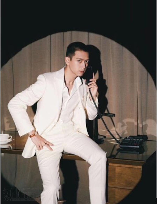 ksotz20201229123024.png 李现身着Ermenegildo Zegna尊享定制白色礼服套装.png