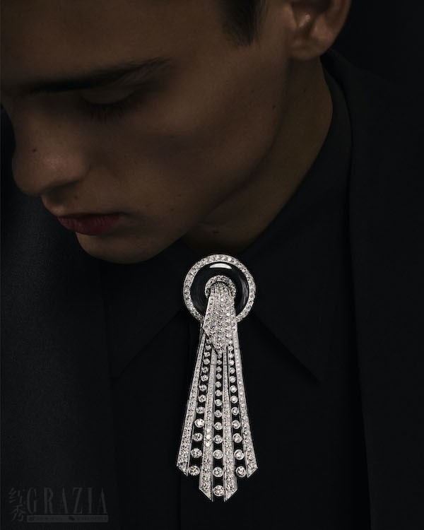 ejmhx20210126132007.jpg Boucheron宝诗龙Histoire de Style Art Déco高级珠宝系列LAVALLIÈRE DIAMANTS项链_模特佩戴图2.jpg