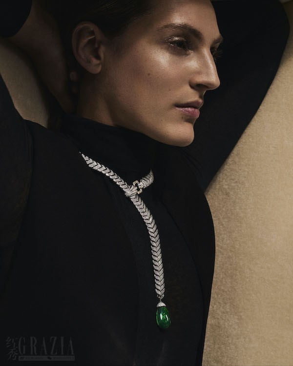 euiml20210126131041.jpg Boucheron宝诗龙Histoire de Style Art Déco高级珠宝系列CHEVRON ÉMERAUDE项链_模特佩戴图.jpg
