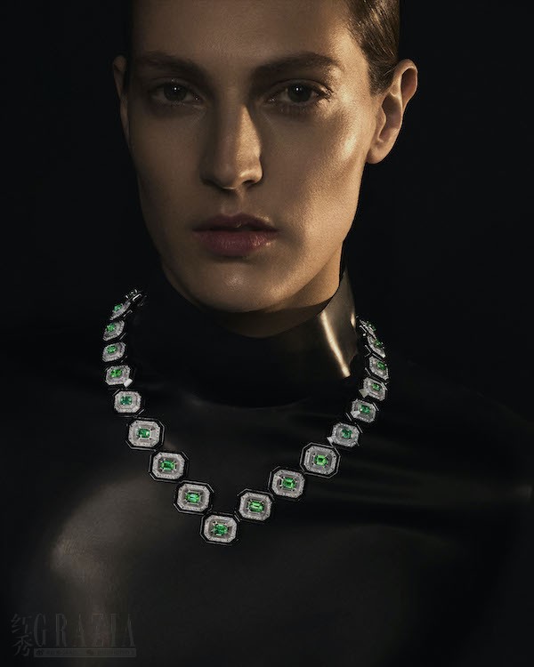 uvcpd20210126131502.jpg Boucheron宝诗龙Histoire de Style Art Déco高级珠宝系列COL ÉMERAUDES项链_模特佩戴图.jpg