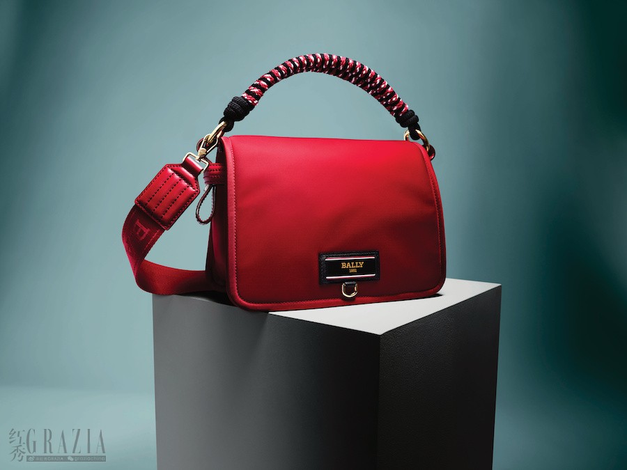 zzqqu20210126112247.jpg BALLY SS21 WOMEN_B-ECHO LINE CAMPAIGN (1)_Print.jpg