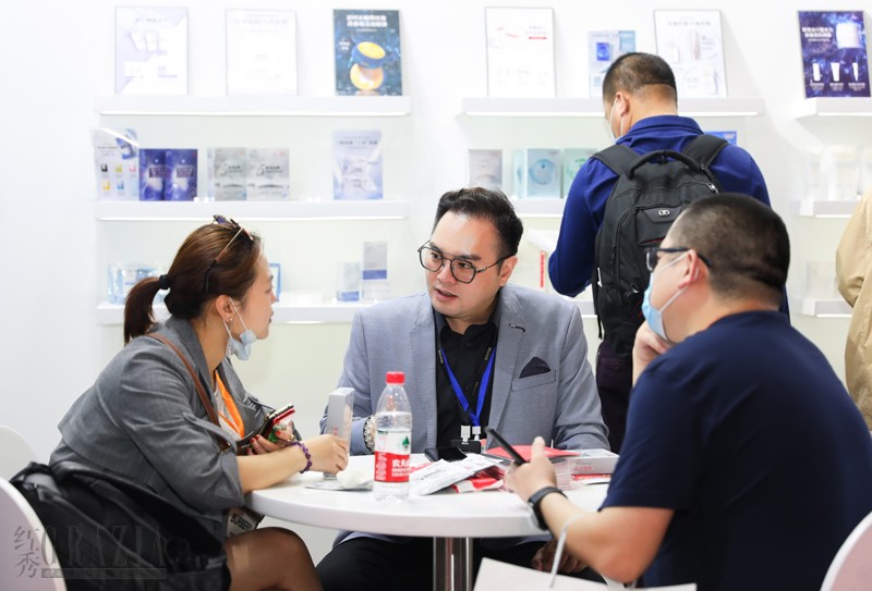 uajmv20210331150055.jpg 森田集团董事长郭瑞麟先生现场与参展商交流互动.jpg