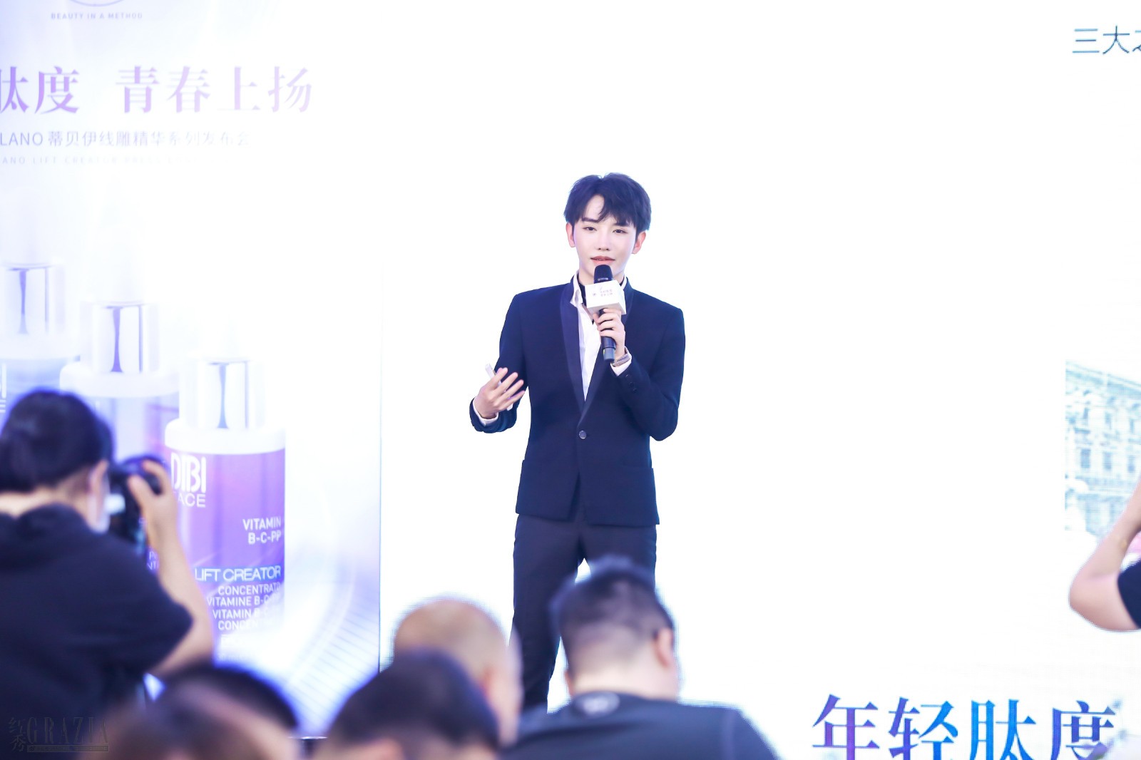 kvmop20210520212410.jpg DIBI MILANO中国区培训经理Gabriel为来宾们讲解紧致提拉线雕精华系列.jpg