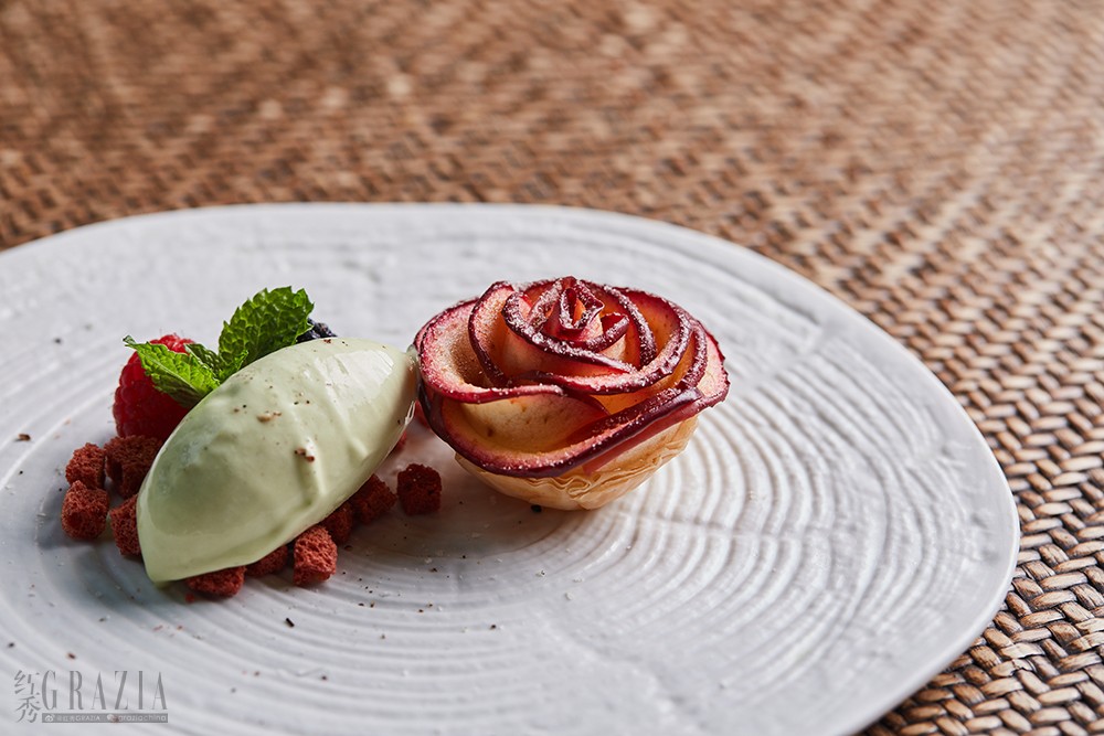 eqqbq20210623131945.jpg 花椒盐撒牛油果冰激凌玫瑰苹果花BakedApplePie_ AvocadoIceCream_GreenPepperSalt_SuiTangLi.jpg