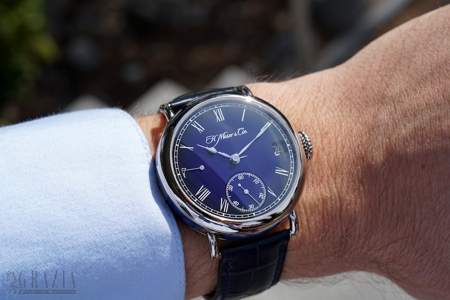 HMoser_8800-0203_Heritage_Perpetual_Calendar_MidnightBlue_Enamel_Lifestyle-02_Wrist_hires.jpg