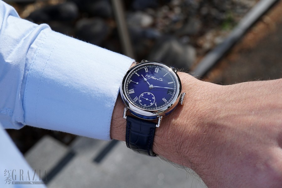 HMoser_8800-0203_Heritage_Perpetual_Calendar_MidnightBlue_Enamel_Lifestyle-04_Wrist__NotForPress_hires.jpg