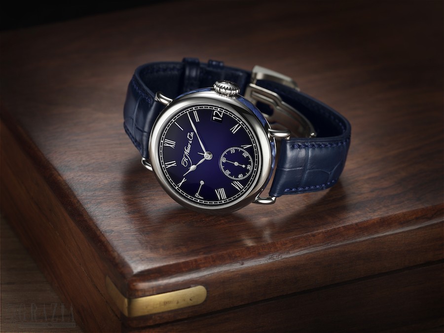 HMoser_8800-0203_Heritage_Perpetual_Calendar_MidnightBlue_Enamel_Lifestyle-01_hires.jpg