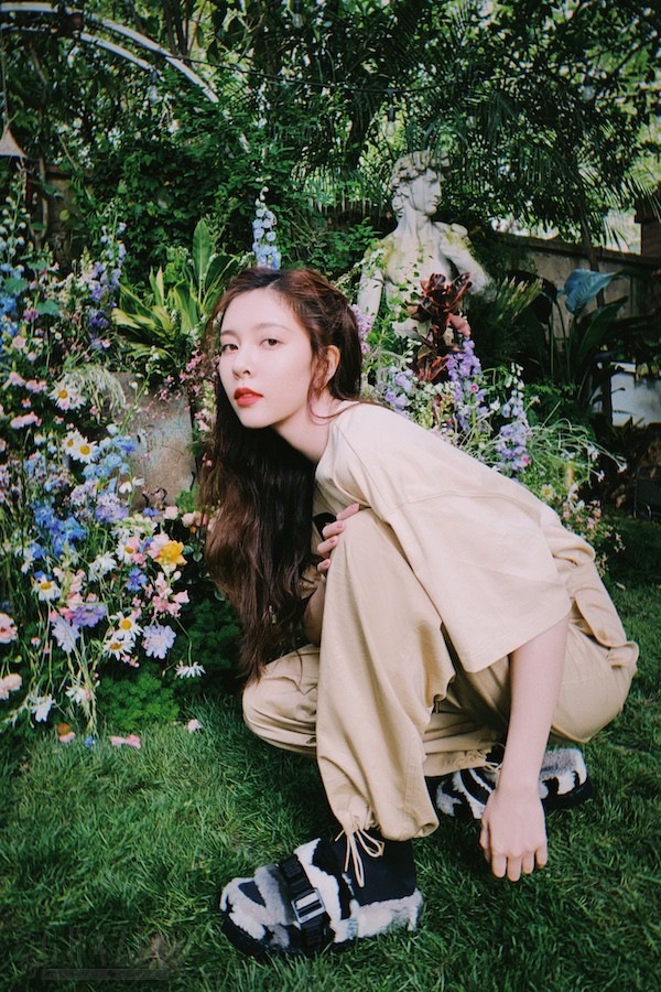 erswp20210924121759.jpeg 2-品牌大使宋妍霏的“茸”系穿搭,搭配UGG®芙拉菲塔拖鞋印象加州款.jpeg