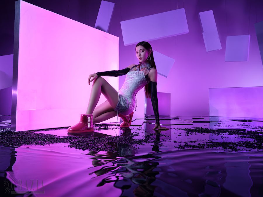 mawts20210924121559.jpg 1-品牌大使宋妍霏身着火龙果色果冻靴演绎UGG®2021秋冬广告大.jpg