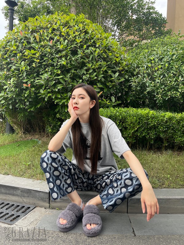 radnk20210924121752.jpeg 1-品牌大使宋妍霏的“茸”系穿搭,搭配UGG®欧芙拉菲塔拖鞋.jpeg