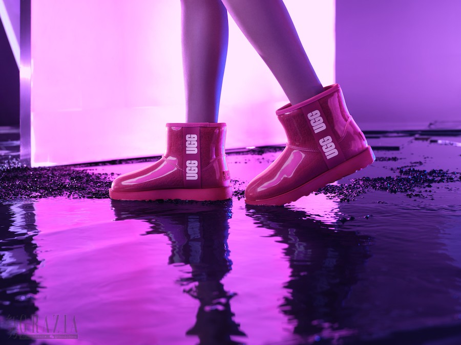 vozmz20210924121710.jpg 5-品牌大使宋妍霏身着弗兰基羊羔绒卡车司机夹克和火龙果粉色果冻靴演绎UGG®2021秋冬广告大片.jpg