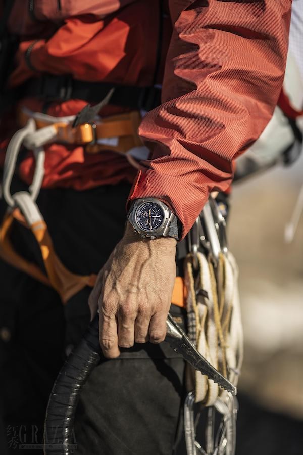 VAC_Overseas_Chrono_Everest_5510V_000T_B923_C_Richards_Lifestyle_5.jpg