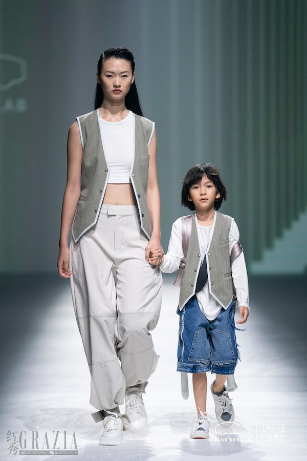 qurxx20211018114031.jpg 图4:NIO Life用户模特走上时装周秀场,展现环保态度和时尚主张.jpg