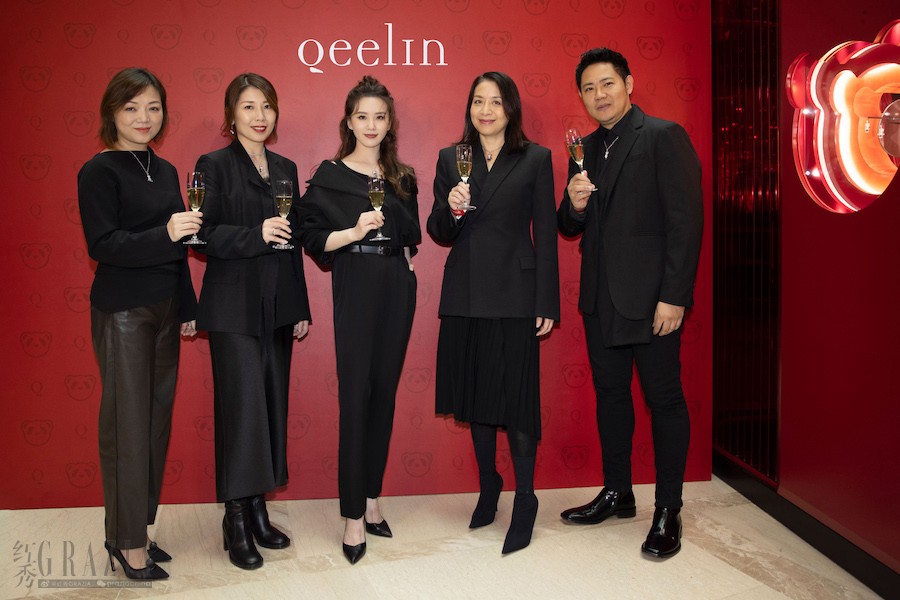 ptxle20211028172854.jpg 左起:上海港汇恒隆广场副总经理顾希纯女士、恒隆集团副董事胡惠雅女士、Qeelin品牌代言人刘诗诗女士、开云集团大中华区总裁蔡金青女士、Qeelin中国区总经理白嘉骏先生.jpg