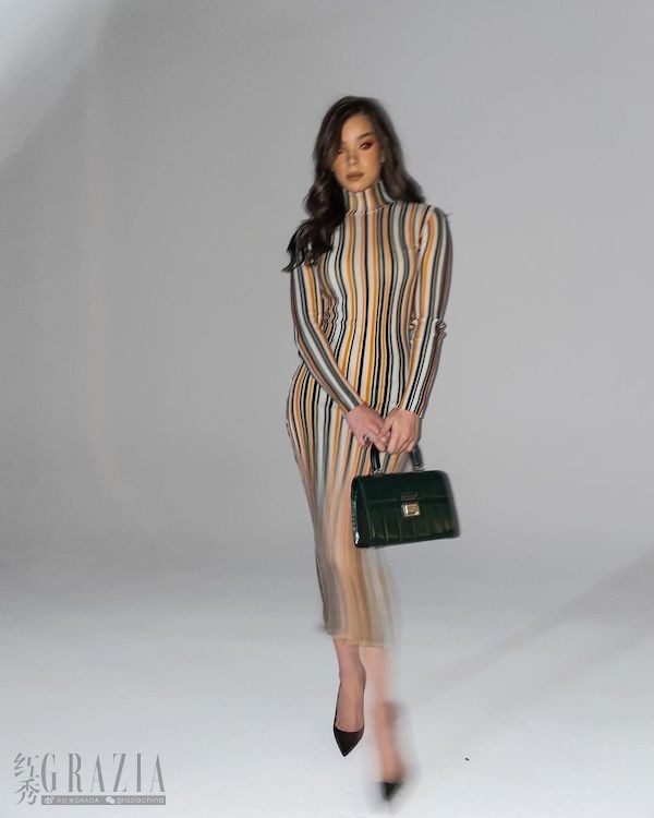 pgsux20211029153311.jpg HAILEE STANFIELD_副本.jpg