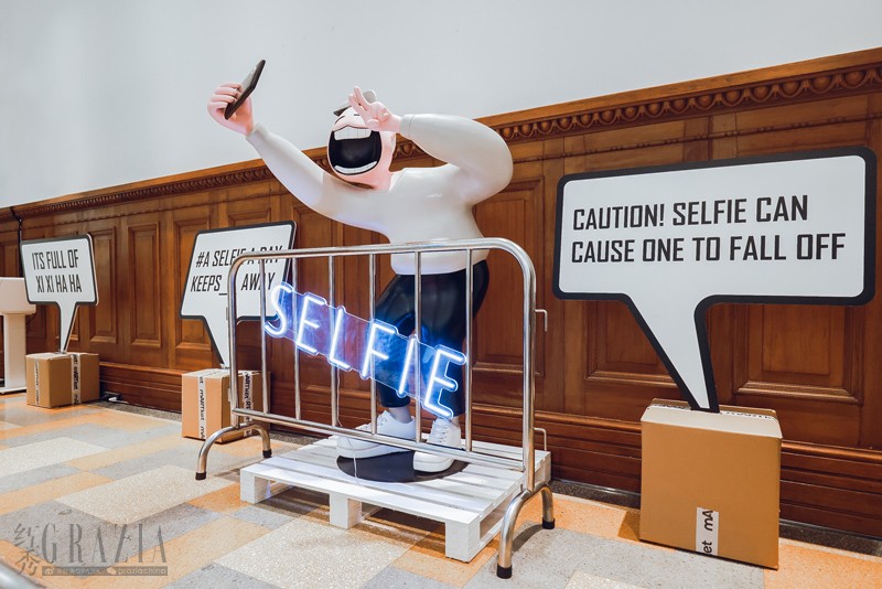 6.主题「SELFIE 自拍」雕像+对话框打卡展示区.jpg