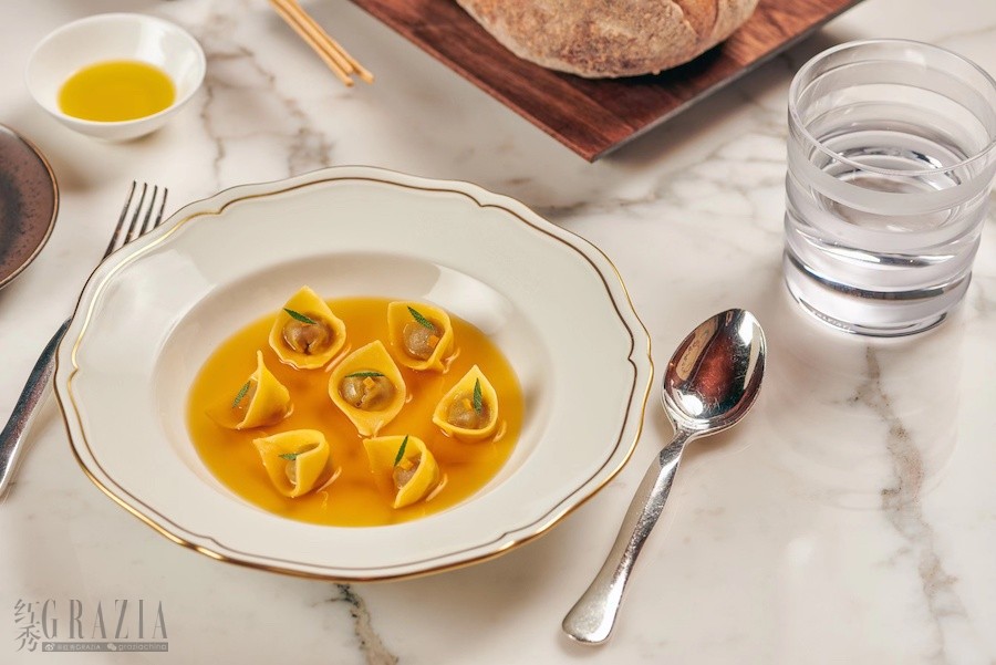 手工牛舌面饺配帕马森芝士，柑橘及南瓜浓汤汁Homemade beef tongue tortellini with parmesan cheese citrus and pumpkin broth.jpg