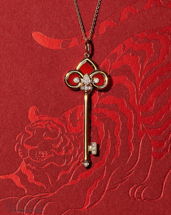 guyvb20220111122438.jpg Tiffany & Co. 蒂芙尼Keys系列新春限量款18K黄金镶嵌红玉髓及钻石鸢尾花造型钥匙吊坠 (线上专属).jpg
