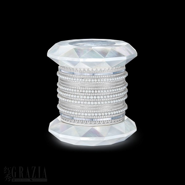 bpqsx20220125151141.png Boucheron宝诗龙Histoire de Style, New Maharajahs高级珠宝系列New Churiyans手镯及陈列架.png