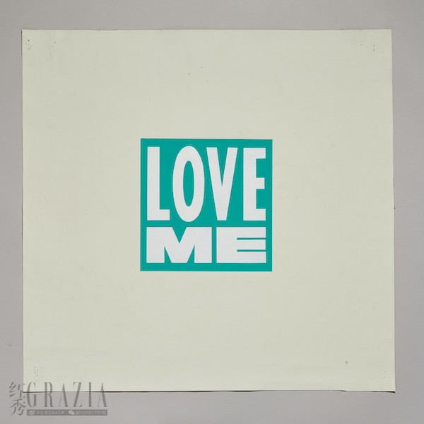 “Love Me”——柯蒂斯·库利格将蒂芙尼蓝®元素融入创作，焕新演绎其代表艺术作品.jpg