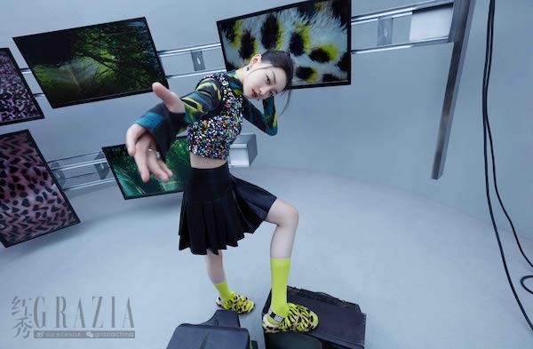 3-UGG®携亚太区代言人周冬雨演绎2022春夏“感纵茸，敢不同”主题大片.jpg