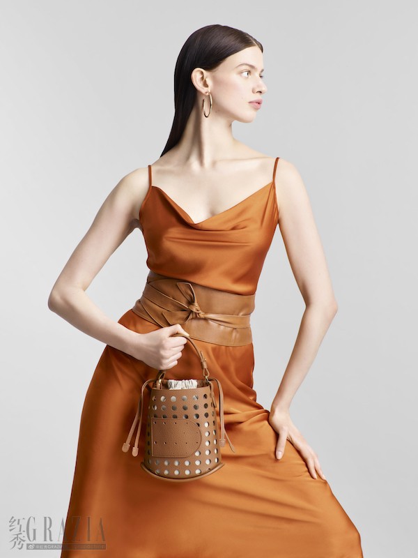 4. DELVAUX_AW22-23_Pin_Mini_Bucket_Airess_Tan_Portrait_-Lily_McMenamy.jpg