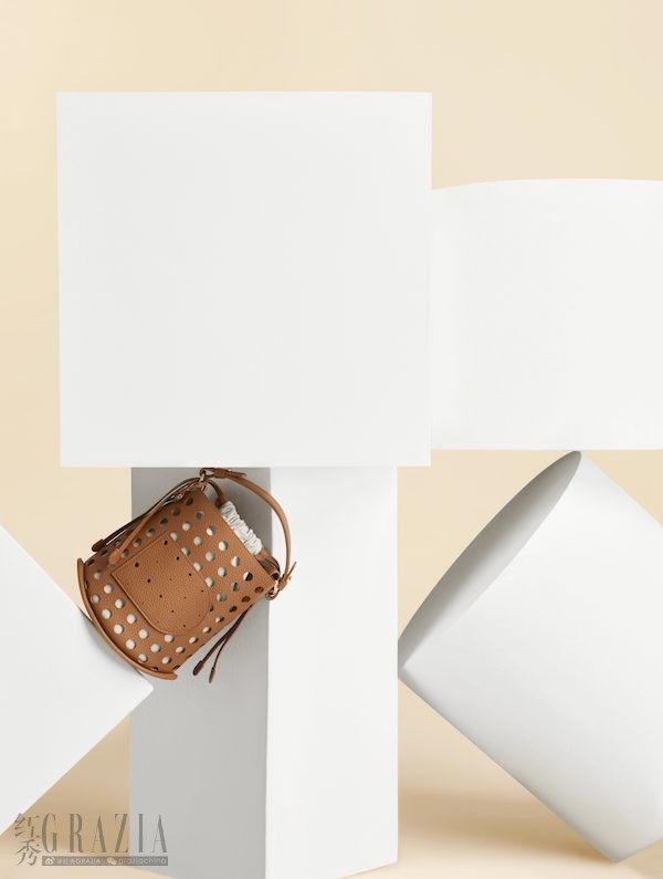 yspyb20220311152335.jpg 2. DELVAUX_AW22-23_PIN_MINI_BUCKET_AIRESS_TAURILLON_TAN_Still_Life.jpg