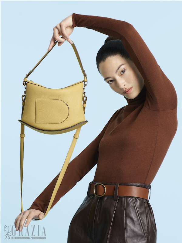 ztzkh20220311152320.jpg 5. DELVAUX_AW22-23_Pin_Swing_Pollen_Portrait_Hannah_Oneill.jpg