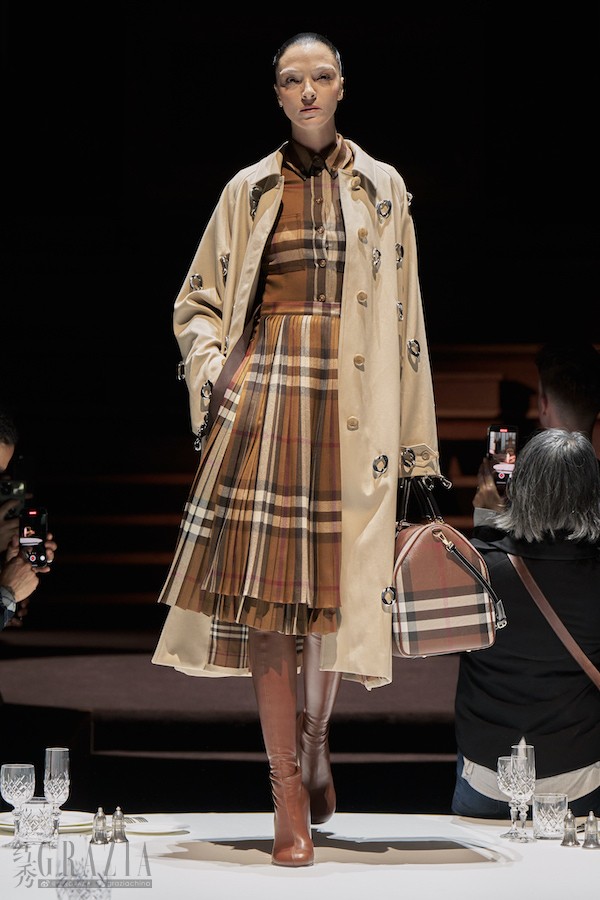 Burberry Autumn_Winter 2022 Womenswear Collection - Look 7_001.jpg