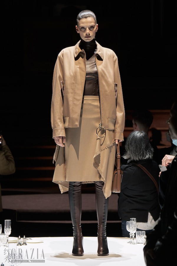 Burberry Autumn_Winter 2022 Womenswear Collection - Look 27_001.jpg