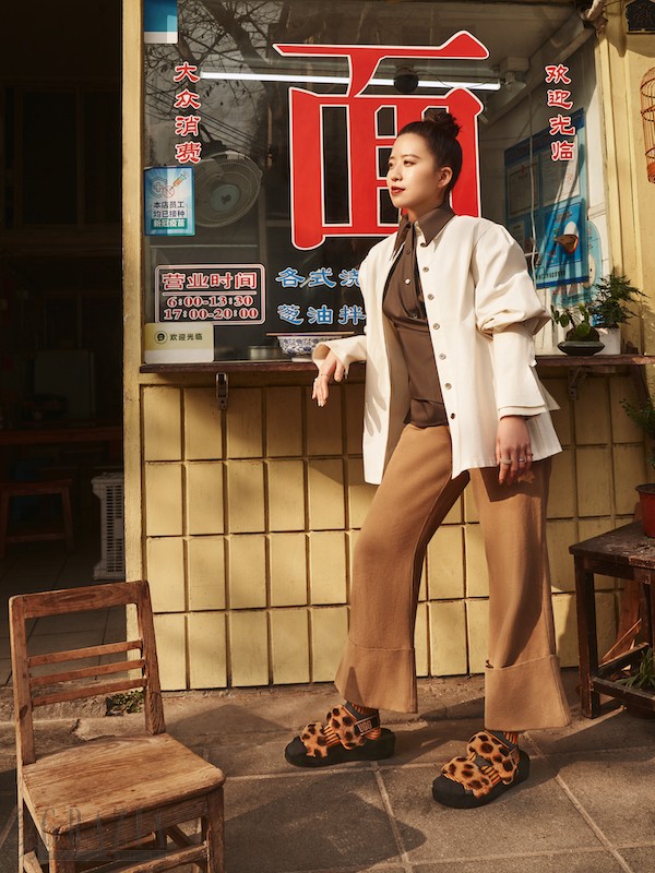 7 - LABELHOOD联合创始人Tasha Liu演绎UGG®焦糖色豹纹欧耶毛茸拖鞋.jpg