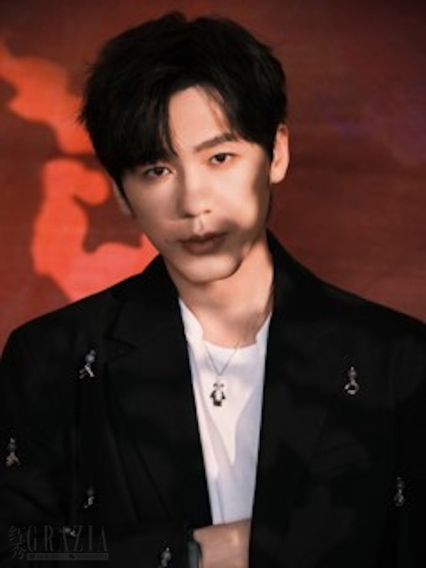 piixz20220527165943.jpg 演员白宇佩戴Qeelin Classic Jum Bo Bo18K白金钻石及黑钻石吊坠(全球限量发售).jpg