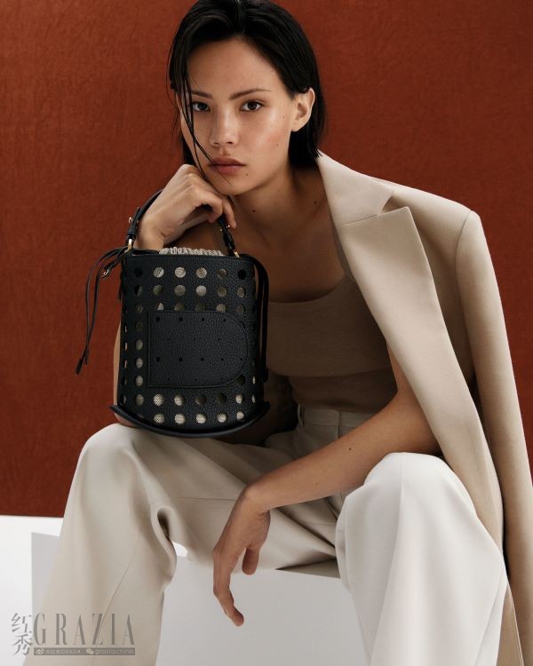 DELVAUX_AW22-23_Pin_Mini_Bucket_Airess_Black_Porte_Image.jpg