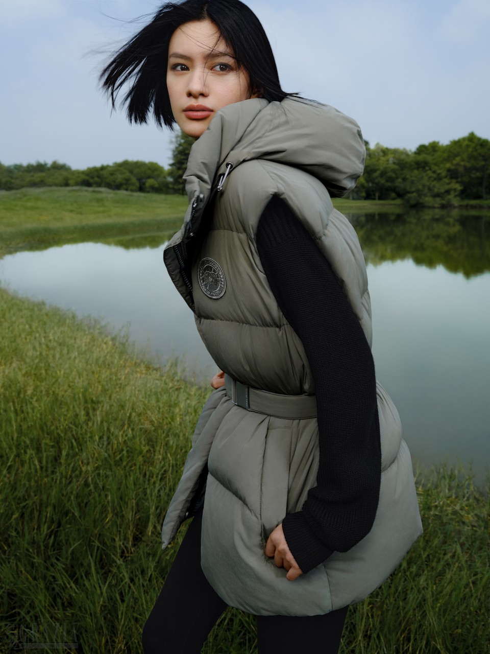 2.邱天身着CANADA GOOSE 加拿大鹅全新2022秋冬系列蒿绿色Rayla马甲.jpg