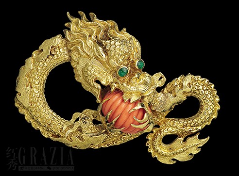 Dragon胸针，1969年，黄K金、祖母绿、珊瑚 Van Cleef & Arpels Collection.png