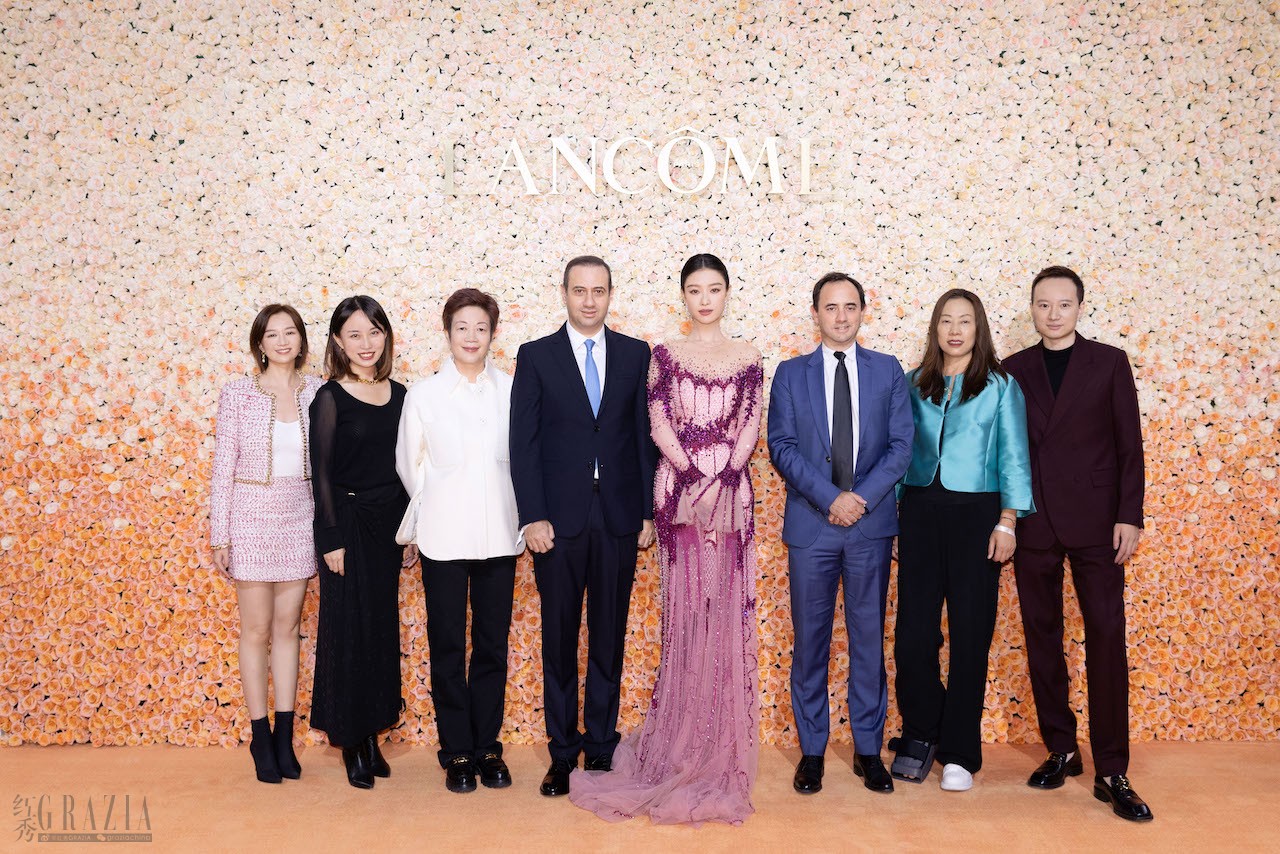 aqwrq20221109130239.jpeg 图56 红毯合影.jpeg
