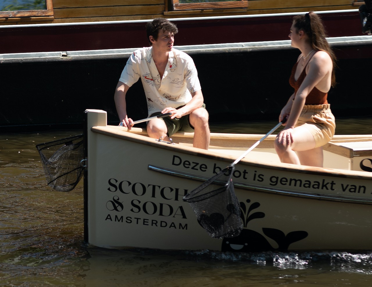 itqzg20221110163458.jpg Plastic fishing on the canals of Amsterdam on The Free Spirit, the Scotch & Soda x Plastic Whale boat.jpg