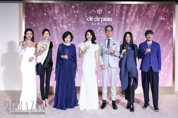 zexti20221110164739.jpg 从左至右:Yu Holdings创投机构创始人兼董事长余晚晚女士、复星基金会及复兴艺术中心主席王津元女士、CPB肌肤之钥中国区品牌总经理Jenny Sun女士、CPB肌肤之钥全球品牌大使章子怡女士、株式会社资生堂执行董事、资生堂中国总代表Kentaro Fujiwara藤原宪太郎先生、中国当代艺术家黄莺女士及新媒体艺术家.jpg