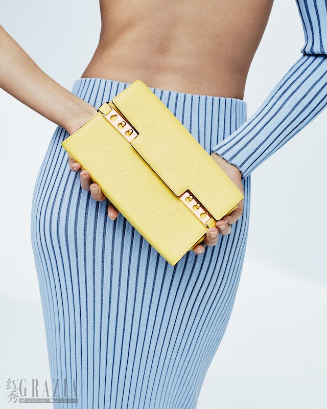 DELVAUX_SS23_Tempete_Clutch_Alpina_Calf_Sorbetto_Main_Assets.jpg