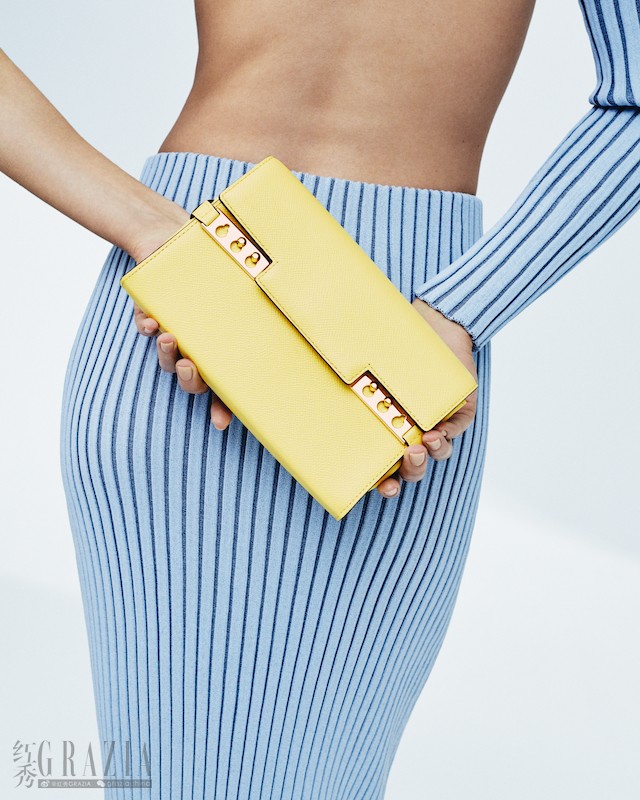 DELVAUX_SS23_Tempete_Clutch_Alpina_Calf_Sorbetto_Main_Assets.jpg